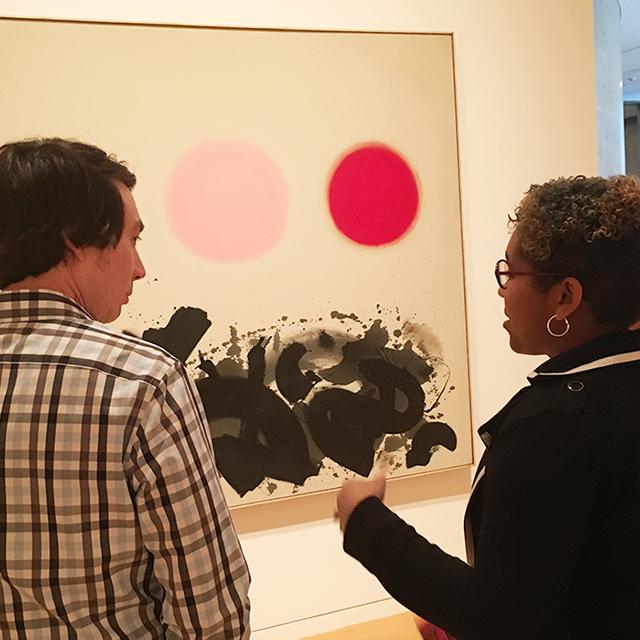 两名TCU学生在沃斯堡现代艺术博物馆观看一幅画