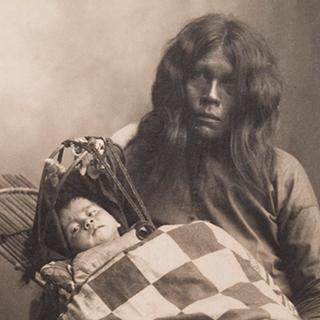 摄于1898年的卡多安妇女和婴儿